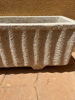 Jardinera de granito blanco