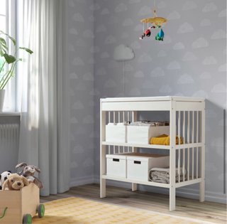 Cambiador de bebé blanco IKEA.