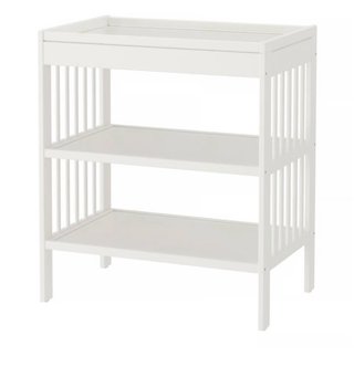 Cambiador de bebé blanco IKEA.