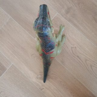 Dinosaurio de juguete que ruge y se mueve