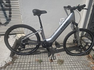 Bicicleta Eléctrica Cube Plata