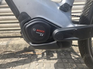 Bicicleta Eléctrica Cube Plata
