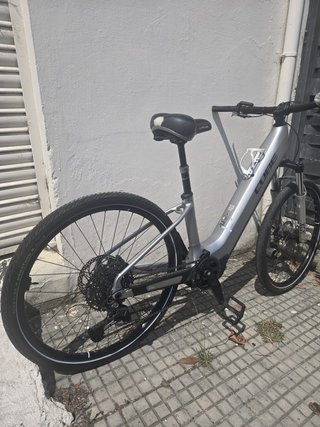 Bicicleta Eléctrica Cube Plata
