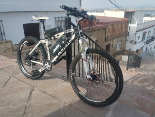 Bicicleta Eléctrica Cube AMS