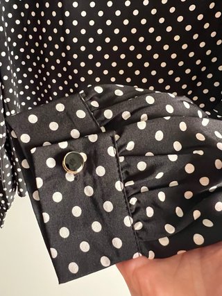 Blusa Shein lunares cuello volantito.