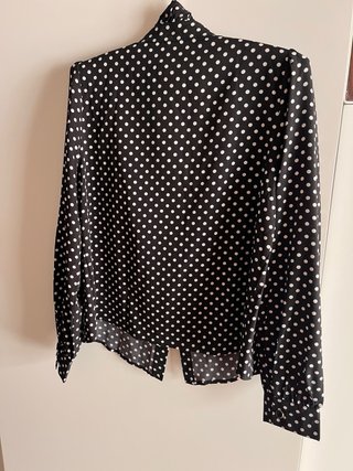 Blusa Shein lunares cuello volantito.