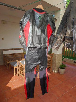 Conjunto Chaqueta y Pantalón Moto Cuero