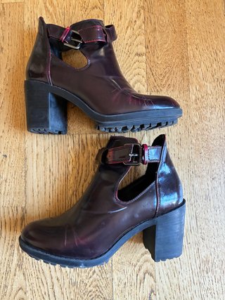 Botines efecto charol burdeos con hebilla