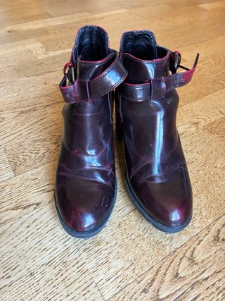 Botines efecto charol burdeos con hebilla