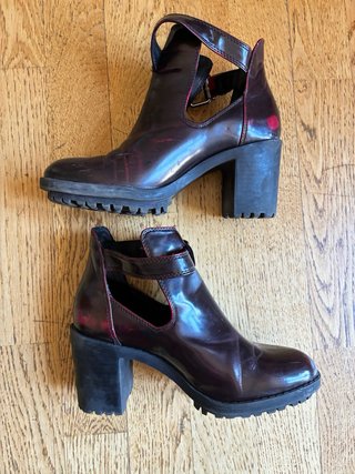 Botines efecto charol burdeos con hebilla