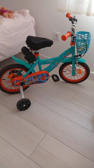 Bicicleta infantil azul con ruedines