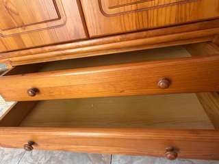 Armario de madera de pino con cajones