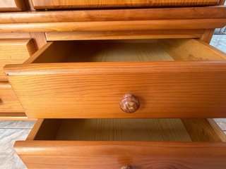 Armario de madera de pino con cajones