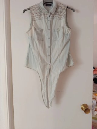 Camisa vaquera sin mangas con nudo