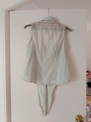 Camisa vaquera sin mangas con nudo