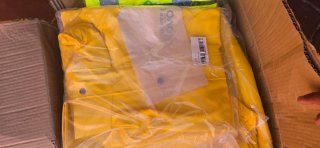 Bolso, Camisa y Conjunto de Impermeable Glovo.