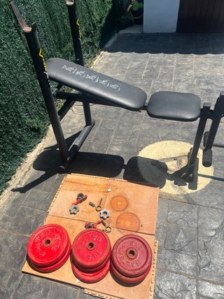 Banco de pesas con barra y discos