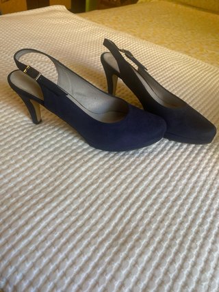 Zapatos de salón azul destalonados
