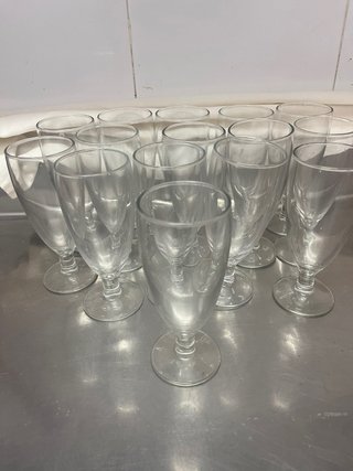 Juego de copas y vasos de cristal
