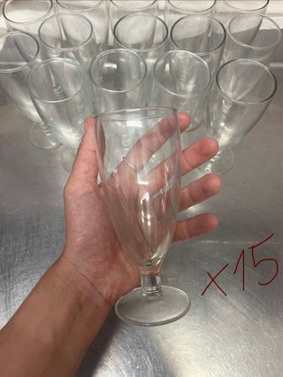 Juego de copas y vasos de cristal
