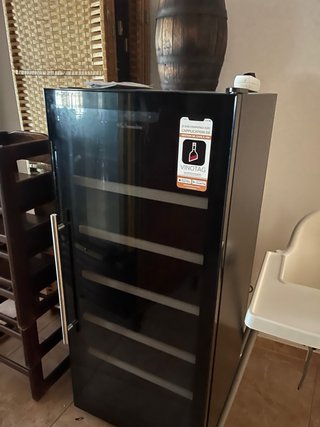 Vinoteca Negra Puerta Cristal