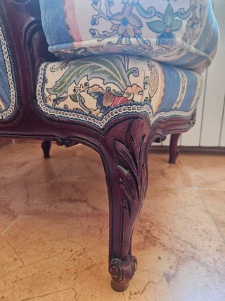 Dos sillones antiguos tapizados