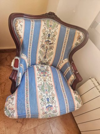 Dos sillones antiguos tapizados