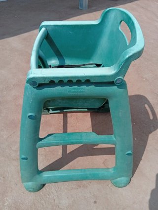 Trona de plástico verde
