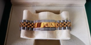Reloj de pulsera bicolor