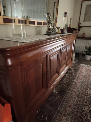 Vitrina de madera y cristal y buffet