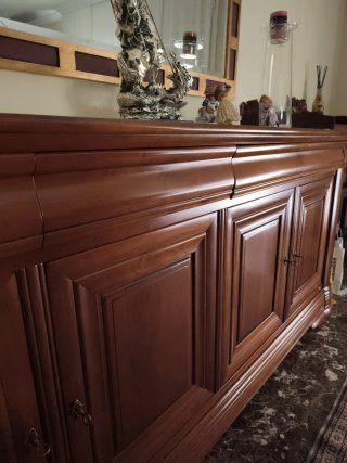 Vitrina de madera y cristal y buffet
