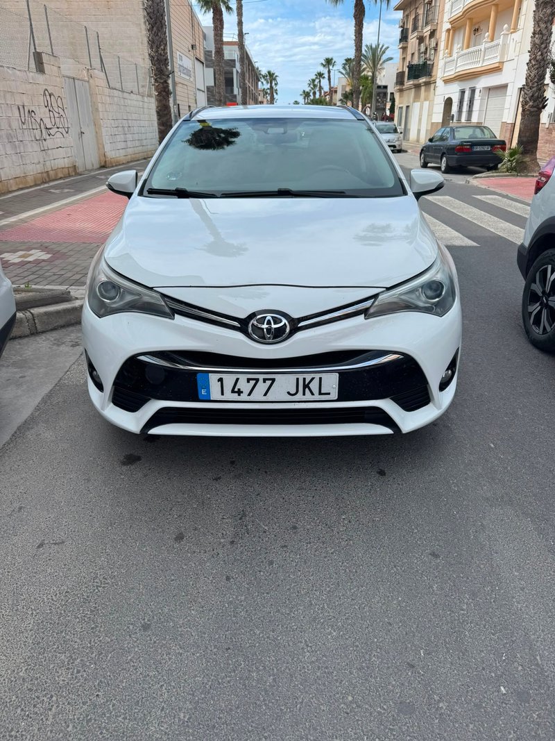 Toyota Avensis 2015 - foto 1