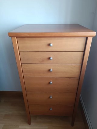 Mesitas y cómoda de madera