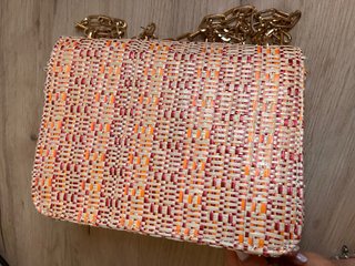 Bolso de mano tejido con cadena dorada