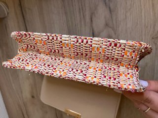 Bolso de mano tejido con cadena dorada