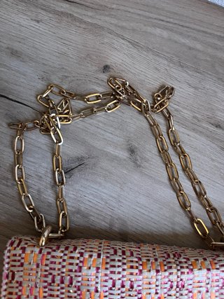 Bolso de mano tejido con cadena dorada