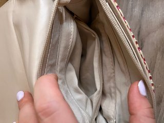 Bolso de mano tejido con cadena dorada
