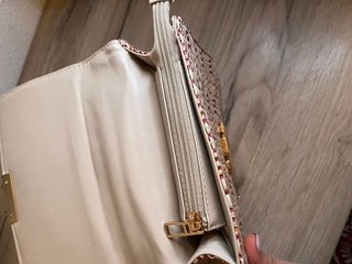 Bolso de mano tejido con cadena dorada