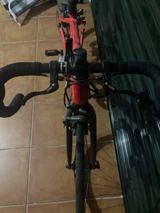 Bicicleta de carretera Triban roja niños +1,30cm