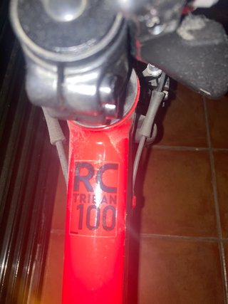 Bicicleta de carretera Triban roja niños +1,30cm