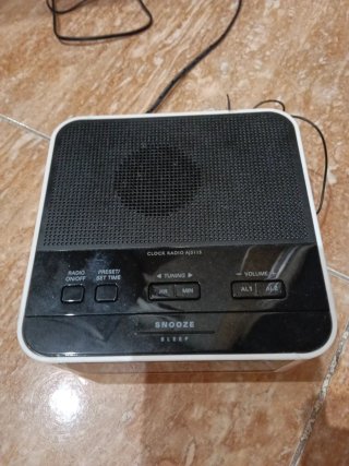 Radio Reloj Despertador Philips Negro y Blanco