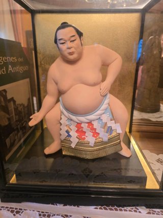 Figura Sumo en Vitrina