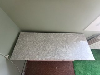 Cómoda rosa con tapa de mármol