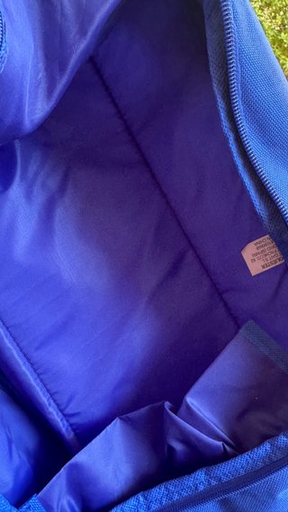 Mochila azul con altavoces