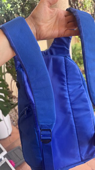 Mochila azul con altavoces