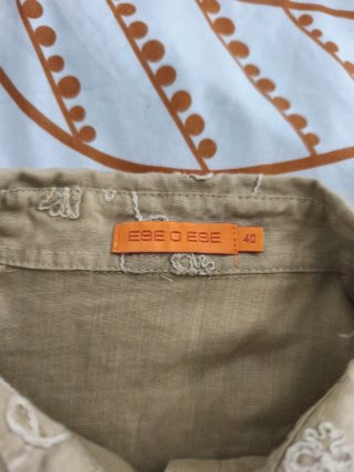 Blusa beige manga larga bordada