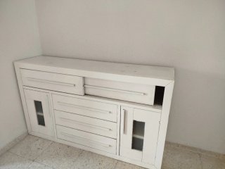 Cómoda blanca con puertas y cajones