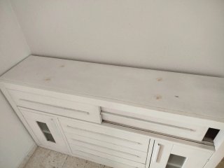 Cómoda blanca con puertas y cajones