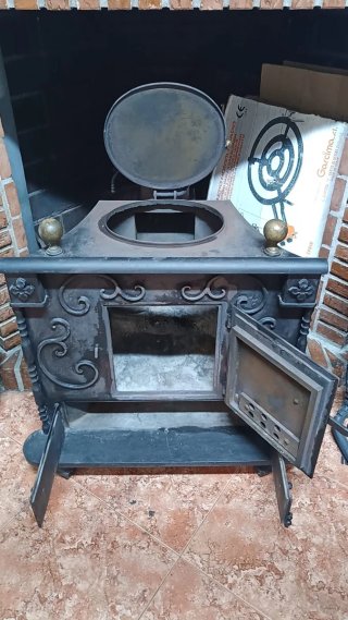 Estufa de leña antigua de metal