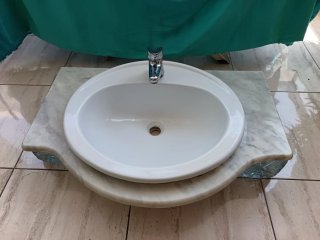 Lavabo cerámico con encimera de mármol